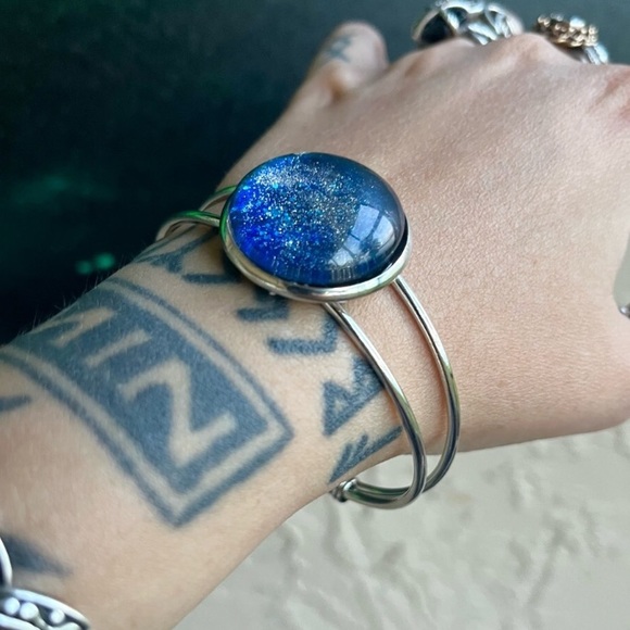 Handmade Dark blue & silver galaxy northern lights cuff bracelet - Picture 8 of 11